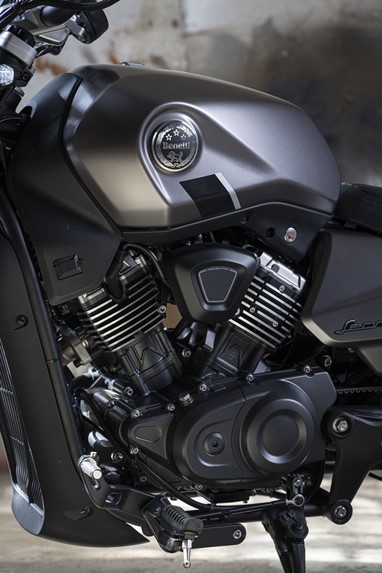 Benelli Leoncino Bobber 400 | Moto | Scrambler