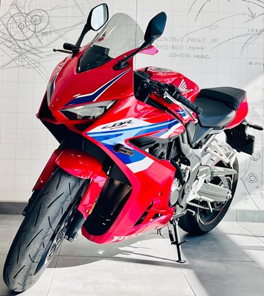 Honda CBR 650R E-CLUTCH | Moto