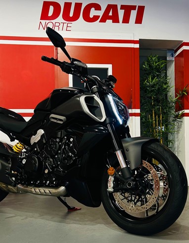 Ducati Diavel V4 Black | Moto