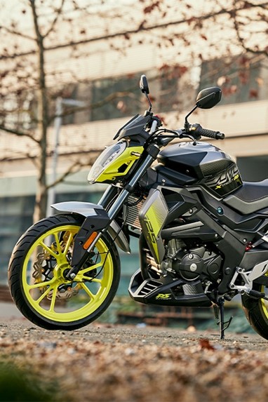 UM XTREET | Moto | Utility