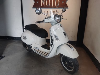 Vespa GTS 300 | Scooter