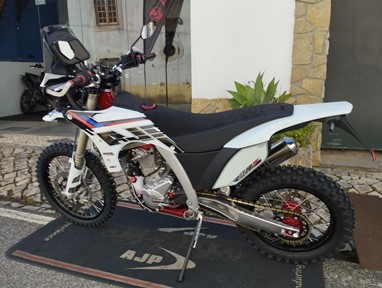 AJP PR7 650 - Nova - 0 km - Em stock | Moto