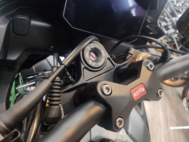 Aprilia Tuono V4 Factory | Moto