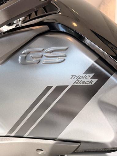 BMW R1250 GSA Triple Black | Moto