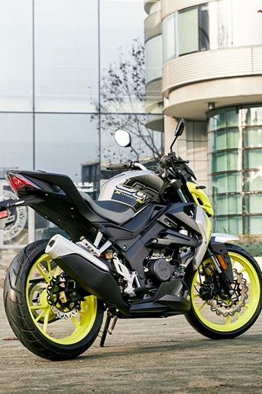 UM XTREET | Moto | Utility