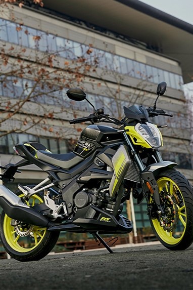 UM XTREET | Moto | Utility