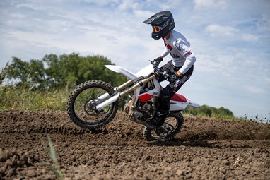 Yamaha YZ450F Edição Especial 70.º Aniversário 2026 | Moto | Competição