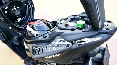 Yamaha Aerox R Naked | Scooter | Scooters